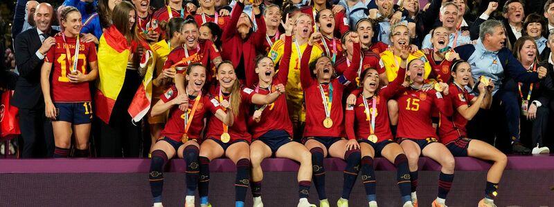 Spaniens Spielerinnen feiern mit dem Pokal nach dem 1:0-Sieg über England. - Foto: Rick Rycroft/AP/dpa