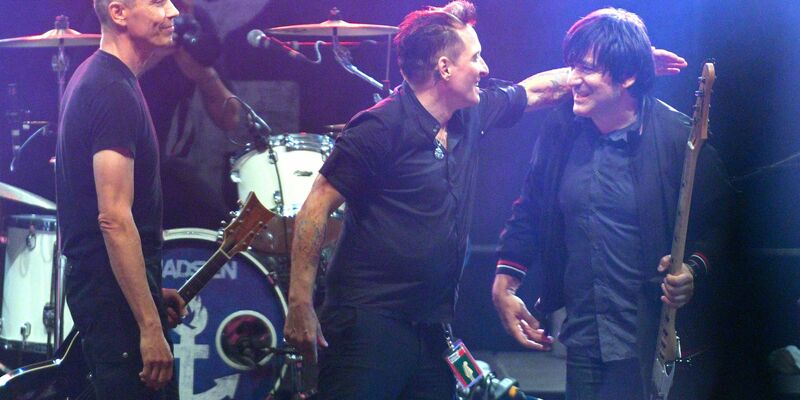Die Berliner Punkrock-Band Die Ärzte, Farin Urlaub (l-r), Bela B. und Rod Gonzales gehen wieder auf Tour. - Foto: Axel Heimken / dpa