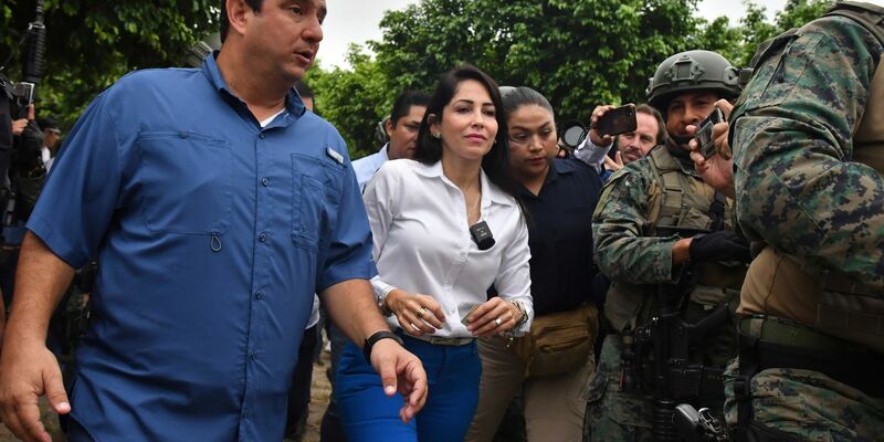 Nach ihrer Stimmabgabe verlässt die Präsidentschaftskandidatin Luisa González das Wahllokal. - Foto: Ariel Ochoa/AP/dpa