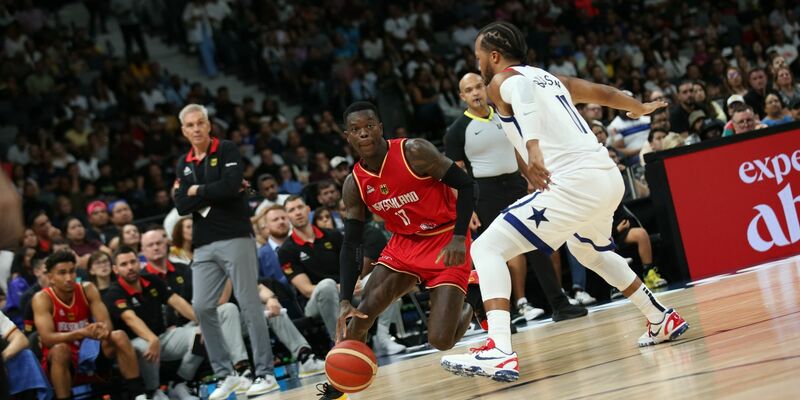 Das DBB-Team um Dennis Schröder (l) lag gegen die USA lange vorn, musste sich am Ende aber knapp geschlagen geben. - Foto: Matthias Stickel/dpa