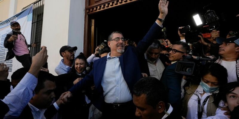 Bernardo Arévalo (M) nach der Stimmabgabe. Er verkörpert die Hoffnung auf einen Wandel. - Foto: Moises Castillo/AP/dpa