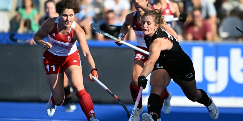 Die deutschen Hockey-Frauen um Sonja Zimmermann (r) setzten sich deutlich gegen England durch. - Foto: Federico Gambarini/dpa