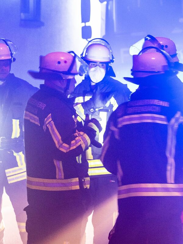 Löschzüge der Feuerwehr rasen durch Offenbach, eine Rauchsäule steht