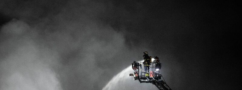 Feuerwehrleute bekämpfen einen Brand in einem Recycling-Betrieb für Batterien in Offenbach. - Foto: Boris Roessler/dpa