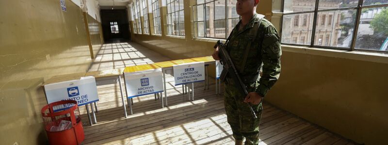 Ein Soldat bewacht die Gänge im Colegio Mejía, einem der wichtigsten Wahlzentren in der Hauptstadt Ecuadors. - Foto: Juan Diego Montenegro/dpa