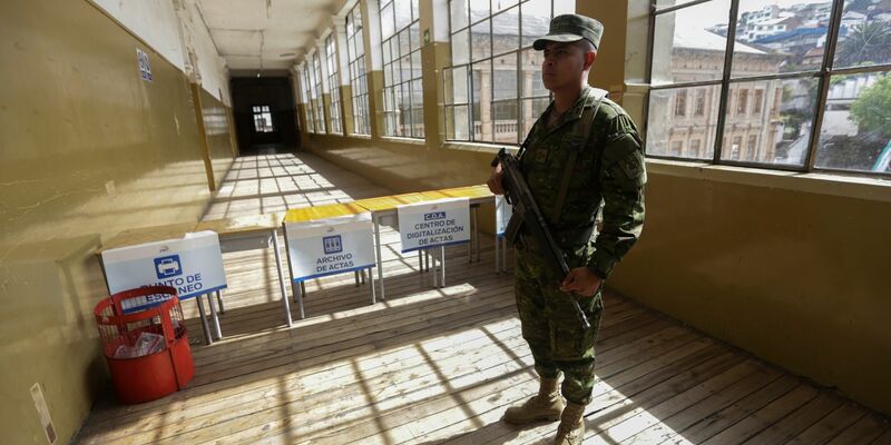Ein Soldat bewacht die Gänge im Colegio Mejía, einem der wichtigsten Wahlzentren in der Hauptstadt Ecuadors. - Foto: Juan Diego Montenegro/dpa