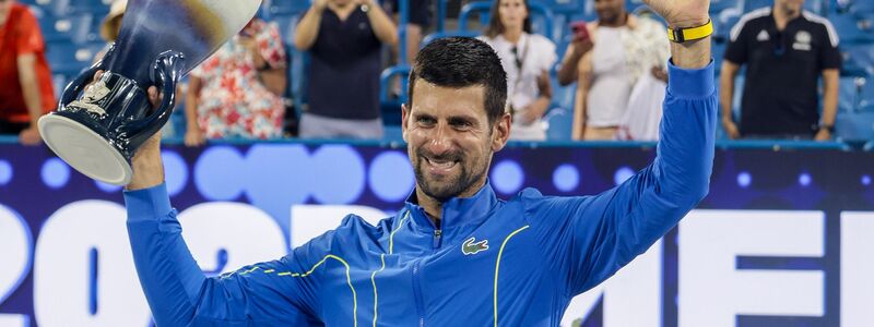 Novak Djokovic hält nach dem Sieg die Rookwood Trophy. - Foto: Scott Stuart/ZUMA Press Wire/dpa