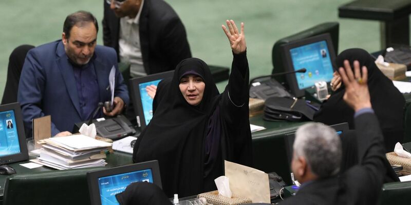 Im Iran haben Abgeordnete die umstrittene Strafreform der Kopftuchpflicht einen entscheidenden Schritt weiter gebracht. - Foto: Icana News Agency/ZUMA Press Wire/dpa