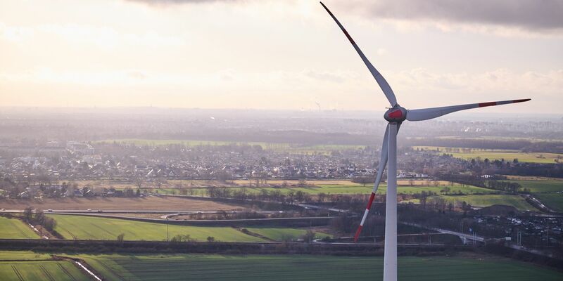 Von einem Berliner Windrad in Pankow sieht man Berlin unter den Wolken. In NRW soll der Wegfall der 1000-Meter-Abstandsregel der Windenergie neuen Schub bringen. - Foto: Annette Riedl/dpa