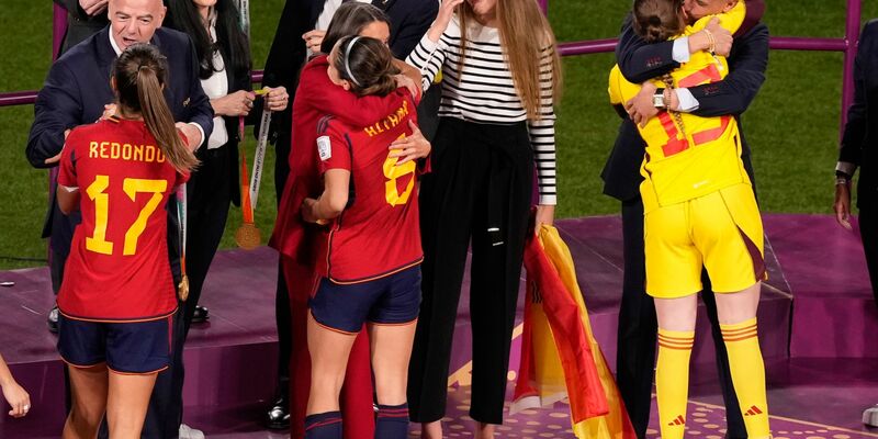 Spaniens Fußball-Verbandschef Luis Rubiales umarmt Ersatztorhüterin Enith Salon. - Foto: Mark Baker/AP/dpa