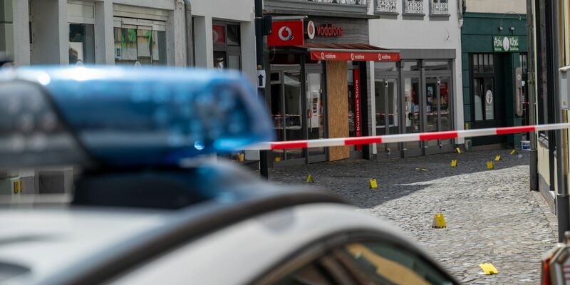 Markierungstafeln der Spurensicherung am Tatort in Wittlich. - Foto: Harald Tittel/dpa