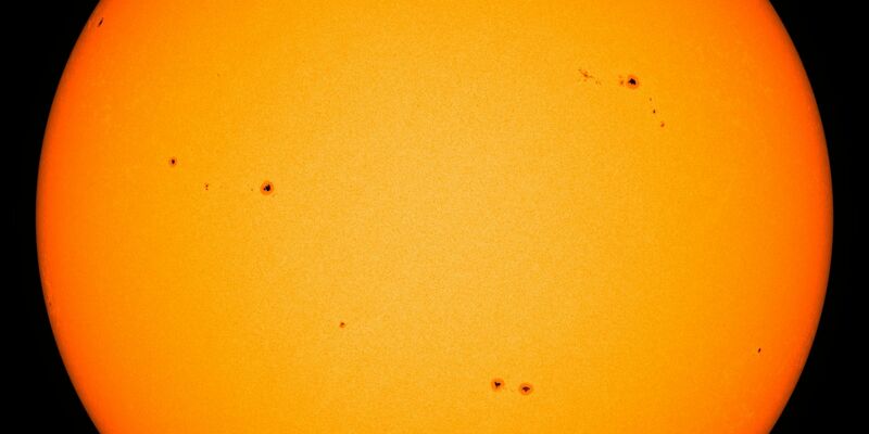 Sonnenflecken sind auf der Oberfläche der Sonne zu sehen. Wissenschaftler haben zuletzt mehrfach starke Eruptionen und Sonnenstürme gemessen. - Foto: -/Nasa/dpa