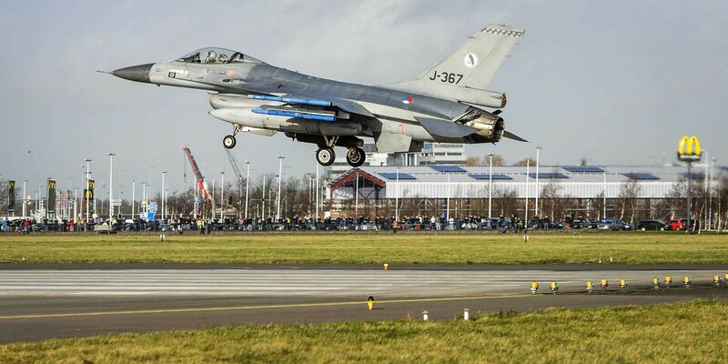 Ein F-16-Kampfjet der niederländischen Luftwaffe landet während einer Militärübung auf dem Flughafen Schiphol. Die Niederlande und Dänemark wollen Jets dieser Art an die Ukraine liefern. - Foto: Remko De Waal/epa/dpa