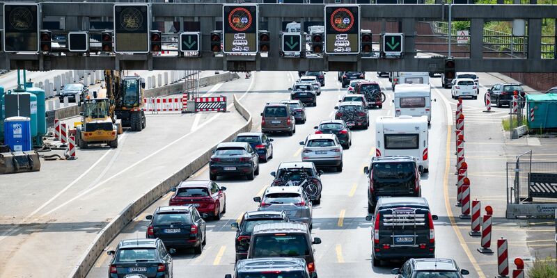 Am Wochenende müssen Reisende laut ADAC unter anderem an den bayerischen Grenzübergängen an A3, A8 und A93 mit Staus rechnen. - Foto: Jonas Walzberg/dpa