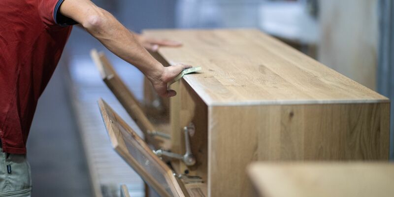 Neue Möbel werden geschliffen. - Foto: Guido Kirchner/Deutsche Presse-Agentur GmbH/dpa