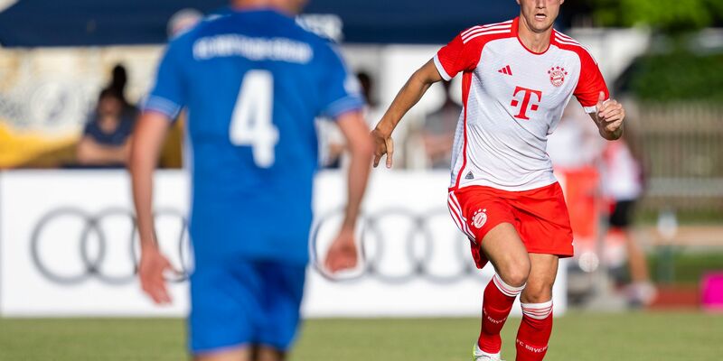Benjamin Pavard (r) könnte bald das Trikot von Inter Mailand tragen. - Foto: David Inderlied/dpa