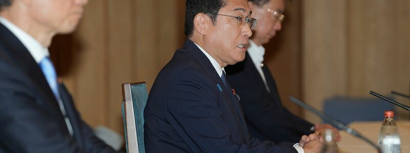 Fumio Kishida (M), Premierminister von Japan, spricht während eines Treffens mit dem Vorsitzenden der National Federation of Fisheries Cooperative Associations (Nationaler Verband der Fischereigenossenschaften), Sakamoto, im Büro des Premierministers. - Foto: Zhang Xiaoyu/Pool Xinhua/AP/dpa
