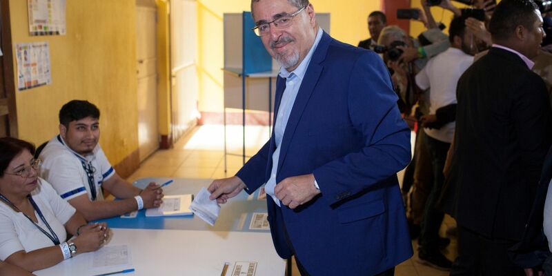 Bernardo Arevalo, Präsidentschaftskandidat der Partei Movimiento Semilla (Bewegung Saatkorn), gibt seine Stimme bei der Stichwahl der Präsidentschaftswahlen in Guatemala ab. - Foto: Sandra Sebastian/dpa