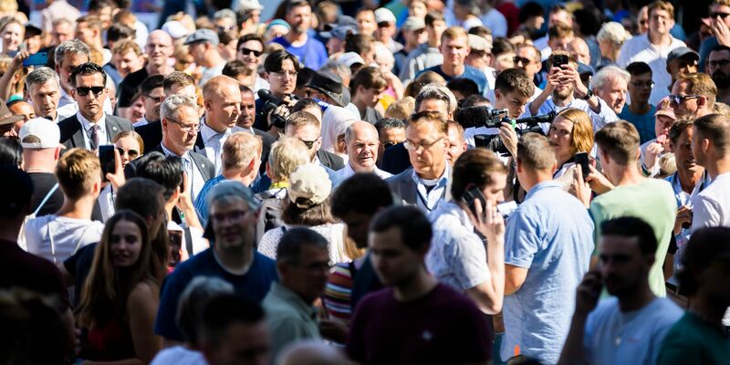 Ein Selfie für die Ewigkeit mit Annalena Baerbock. - Foto: Christoph Soeder/dpa