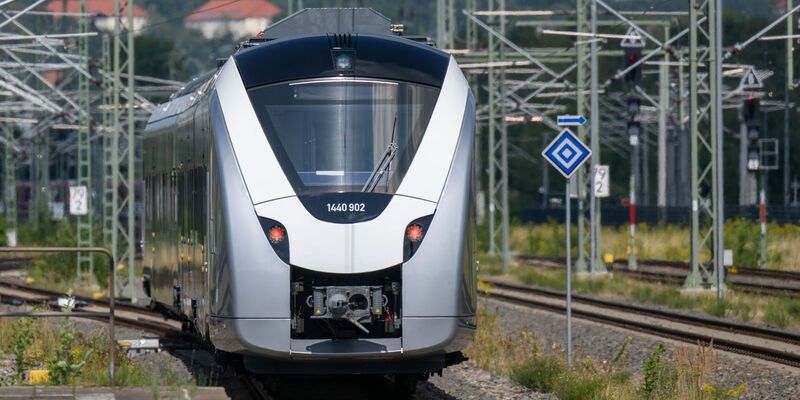 Auf dem Dach des Zugs sind neben Stromabnehmern auch Akkus installiert. Sie liefern Strom, wenn keine Oberleitung vorhanden ist. Dieser wird während der Fahrt durch Rekuperation gewonnen. - Foto: Hendrik Schmidt/dpa