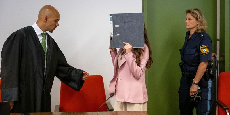 Der angeklagten IS-Rückkehrerin wird unter anderem vorgeworfen, ein fünf Jahre altes Mädchen als Sklavin gehalten und zugelassen zu haben, dass es in praller Mittagssonne verdurstete. - Foto: Peter Kneffel/dpa