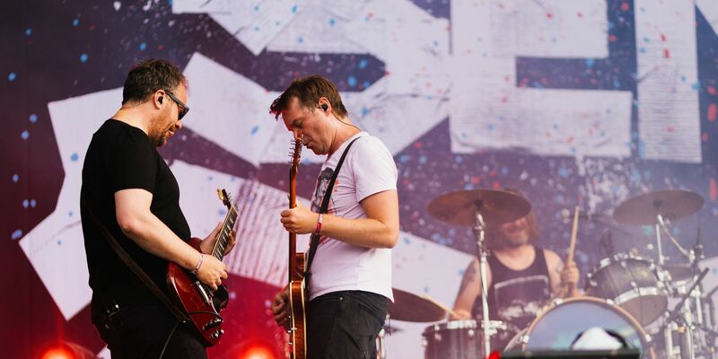 Johannes (l) und Sebastian Madsen sind zwei von drei Geschwistern der Band, die nach ihrem Nachnamen bennant ist. - Foto: Philipp von Ditfurth/dpa