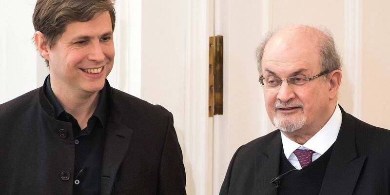 Daniel Kehlmann (l) und Salman Rushdie im Jahr 2017 in Berlin. - Foto: Bernd von Jutrczenka/dpa