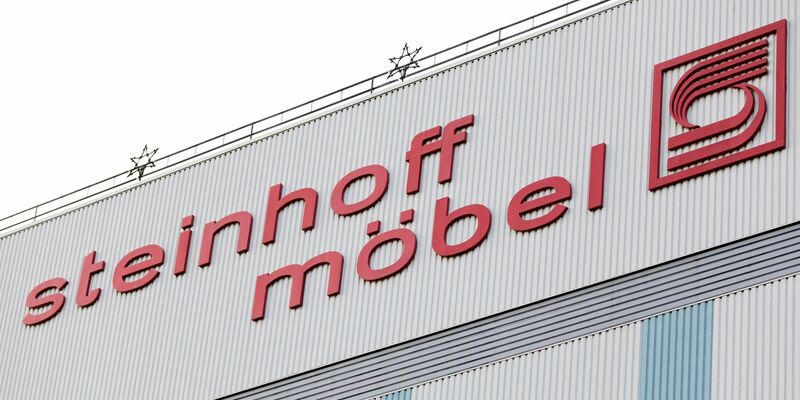 Der Schriftzug «Steinhoff Möbel» am Gebäude des früheren Firmensitzes in Westerstede. - Foto: Mohssen Assanimoghaddam/dpa