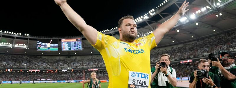Der Schwede Daniel Stahl jubelt nach dem Gewinn der Goldmedaille und einem neuen Rekord im Diskuswurf-Finale. - Foto: Matthias Schrader/AP