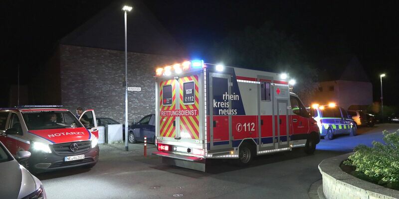 Einsatzwagen stehen am Ort der Schussabgabe in Rommerskirchen. Hier wurde ein 41-Jähriger schwer verletzt. - Foto: Vincent Kempf/dpa