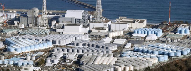 Tanks mit aufbereitetem Kühlwasser auf dem Gelände des Kernkraftwerks Fukushima Daiichi. - Foto: Uncredited/Kyodo News/AP/dpa