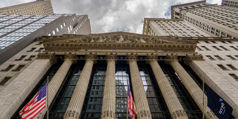 Sturmwolken bilden sich über dem Gebäude der New Yorker Börse. - Foto: J. David Ake/AP