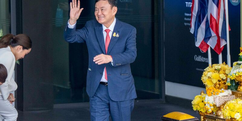 Der ehemaliger Ministerpräsident von Thailand Thaksin Shinawatra winkt seinen Anhängern auf dem internationalen Flughafen Don Mueng in Bangkok zu. - Foto: Adryel Talamantes/ZUMA Press Wire/dpa