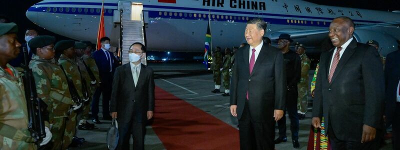 Chinas Präsident Xi Jinping wird von Südafrikas Präsident Cyril Ramaphosa bei seiner Ankunft am OR Tambo International Airport in Johannesburg begrüßt. - Foto: Li Xueren/XinHua/dpa