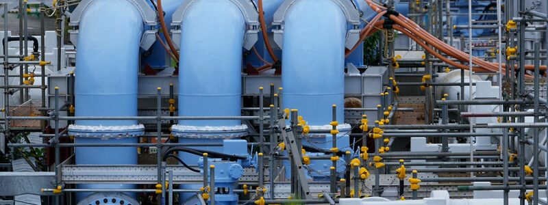 Die blaue Pipeline für den Transport von Meerwasser ist Teil der Anlage für die Ableitung von aufbereitetem radioaktivem Wasser aus dem Kernkraftwerk Fukushima Daiichi ins Meer. - Foto: Hiro Komae/AP/dpa
