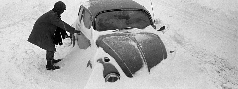 Die Schnee-Katastrophe im Dezember 1978. Hier ein im Schnee stecken gebliebener VW-Käfer bei Cuxhaven. - Foto: Werner Schilling/dpa