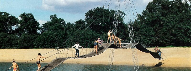 Hängebrücke im Serengeti-Park bei Hodenhagen im Jahr 1979. - Foto: Holger Hollemann/dpa