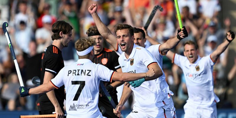 Die Hockey-Herren feiern den Sieg gegen die Niederlande. - Foto: Federico Gambarini/dpa