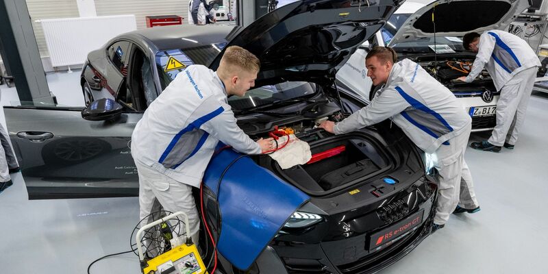 Im vergangenen Jahr wurden 469.900 neue Ausbildungsverträge abgeschlossen. Ausbildungen im Kfz-Bereich waren besonders beliebt. - Foto: Hendrik Schmidt/dpa