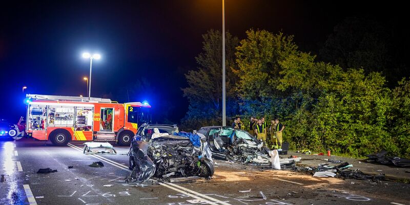 Der Autofahrer blieb offenbar unverletzt - gravierende Folgen hat der Unfall trotzdem. - Foto: Moritz Frankenberg/dpa