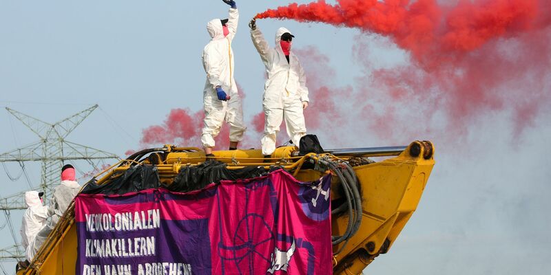 Aktivsten des Bündnisses Ende Gelände blockieren in Brunsbüttel eine Baustelle für eine LNG-Pipeline. - Foto: Bodo Marks/dpa