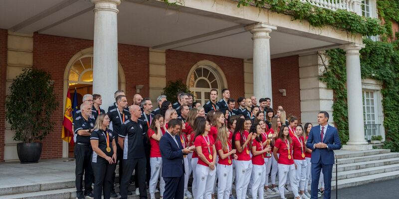 Spaniens Ministerpräsident Pedro Sánchez (r) zeichnete die Weltmeisterinnen mit der Goldmedaille für Verdienste im Sport aus. - Foto: Manu Fernandez/AP/dpa