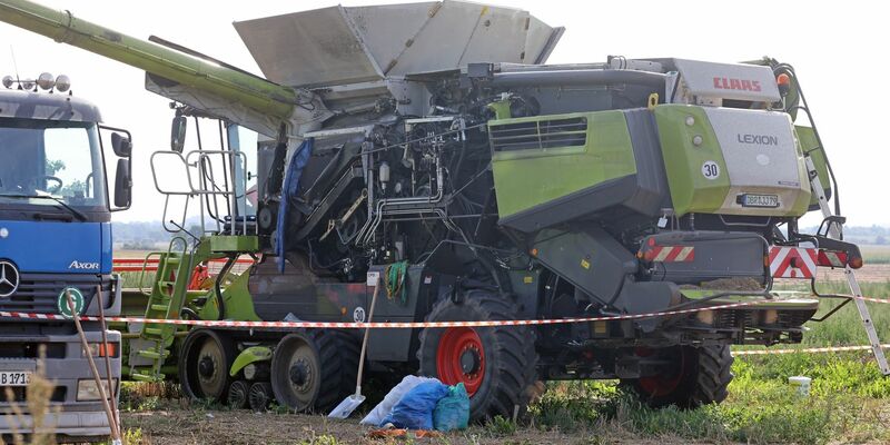 Ein 25-jähriger Mann verlor bei einem Arbeitsunfall mit der Erntemaschine in Hohen Luckow bei Rostock beide Beine. - Foto: Bernd Wüstneck/dpa