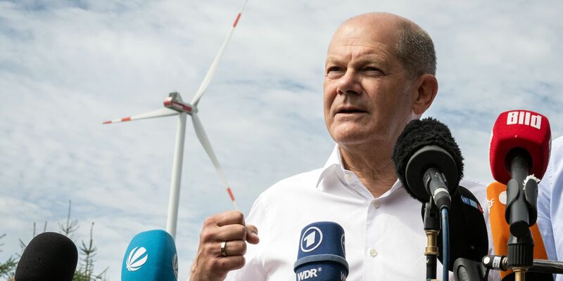 Bundeskanzler Olaf Scholz (SPD) spricht bei seinem Besuch eines Bürgerwindparks zu Journalisten. - Foto: Bernd Thissen/dpa