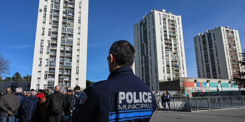 Nach Schüssen unter Drogendealern steht ein Polizist Wache bei einer Demonstration von Bewohnern des unterprivilegierten Stadtteils Pissevin. - Foto: Pascal Guyot/AFP/dpa