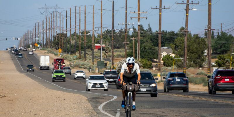Der deutsche Athlet Jonas Deichmann fährt mit seinem Fahrrad eine Straße in den USA entlang. - Foto: Markus Weinberg/Jonas Deichmann/dpa