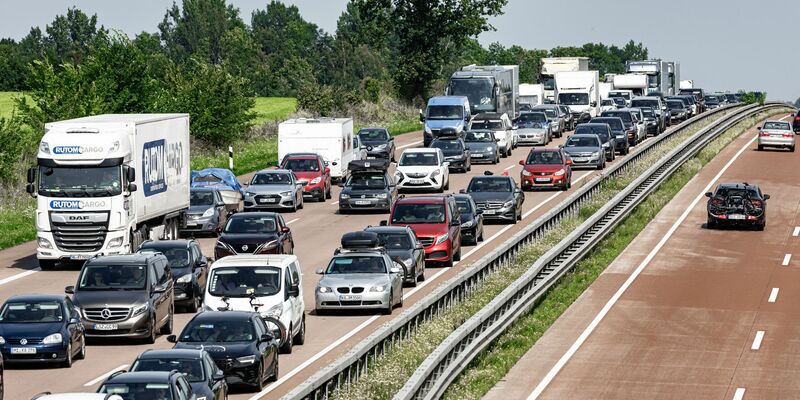 Deutschlands Straßen sind voll, doch es kommt zu etwas weniger Verletzten bei einem Unfall. - Foto: Markus Scholz/dpa