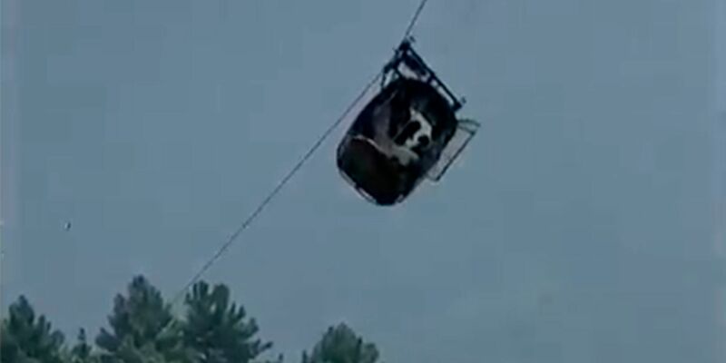 Die Gondel hängt nur noch an einem einzigen Seil. - Foto: Uncredited/UGC/AP/dpa