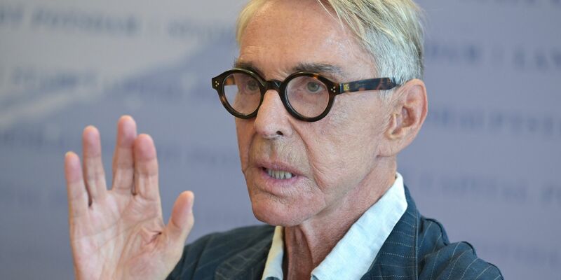 Wolfgang Joop zeigt im nächsten Jahr sein Lebenswerk in Potsdam. - Foto: Michael Bahlo/dpa