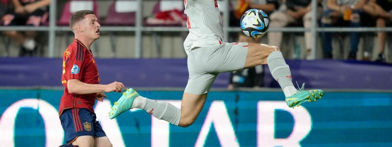 Leonidas Stergiou (r) aus der Schweiz schließt sich dem VfB Stuttgart an. - Foto: Andreea Alexandru/AP/dpa